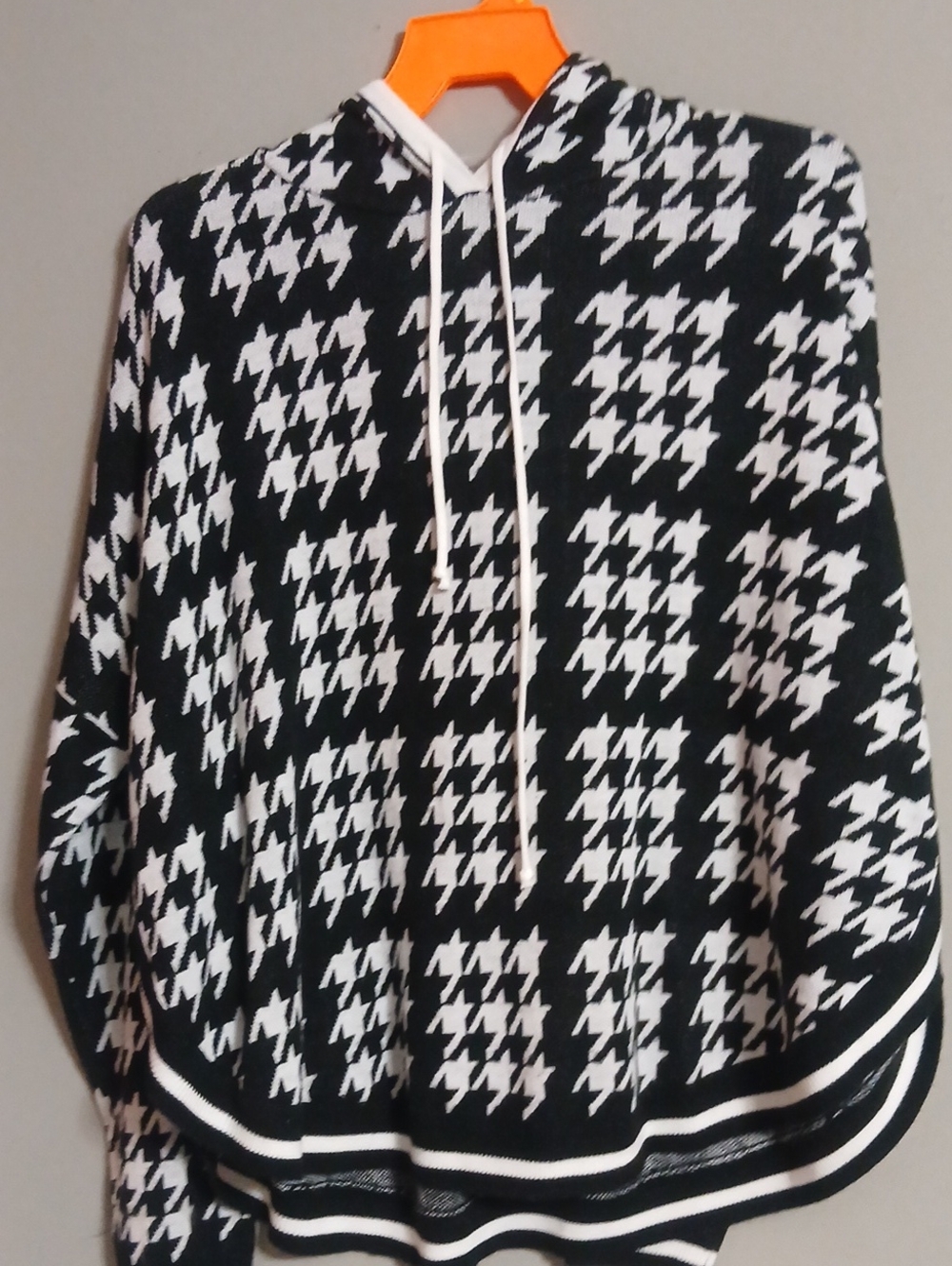 crown & ivy Black and White Houndstooth Hooded Sweater